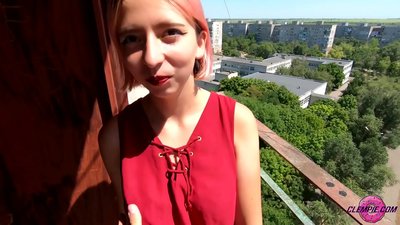 د شاګرد حساسیت په بهر کې یو اجنبی سړی وخوري - د هغه په مخ کې