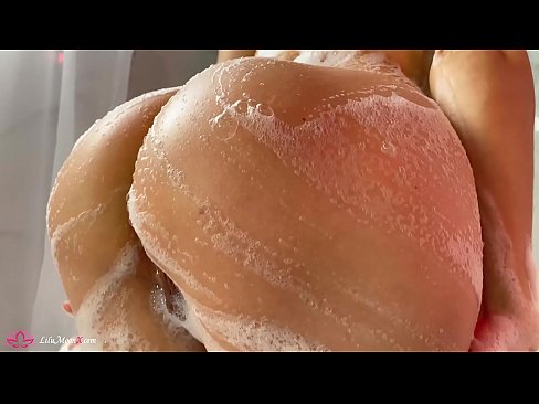 ❤️ Brunette په شاور کې د شدید orgasm لپاره د وایبرټر سره بلی مشت زنی کوي ❤️ ❤